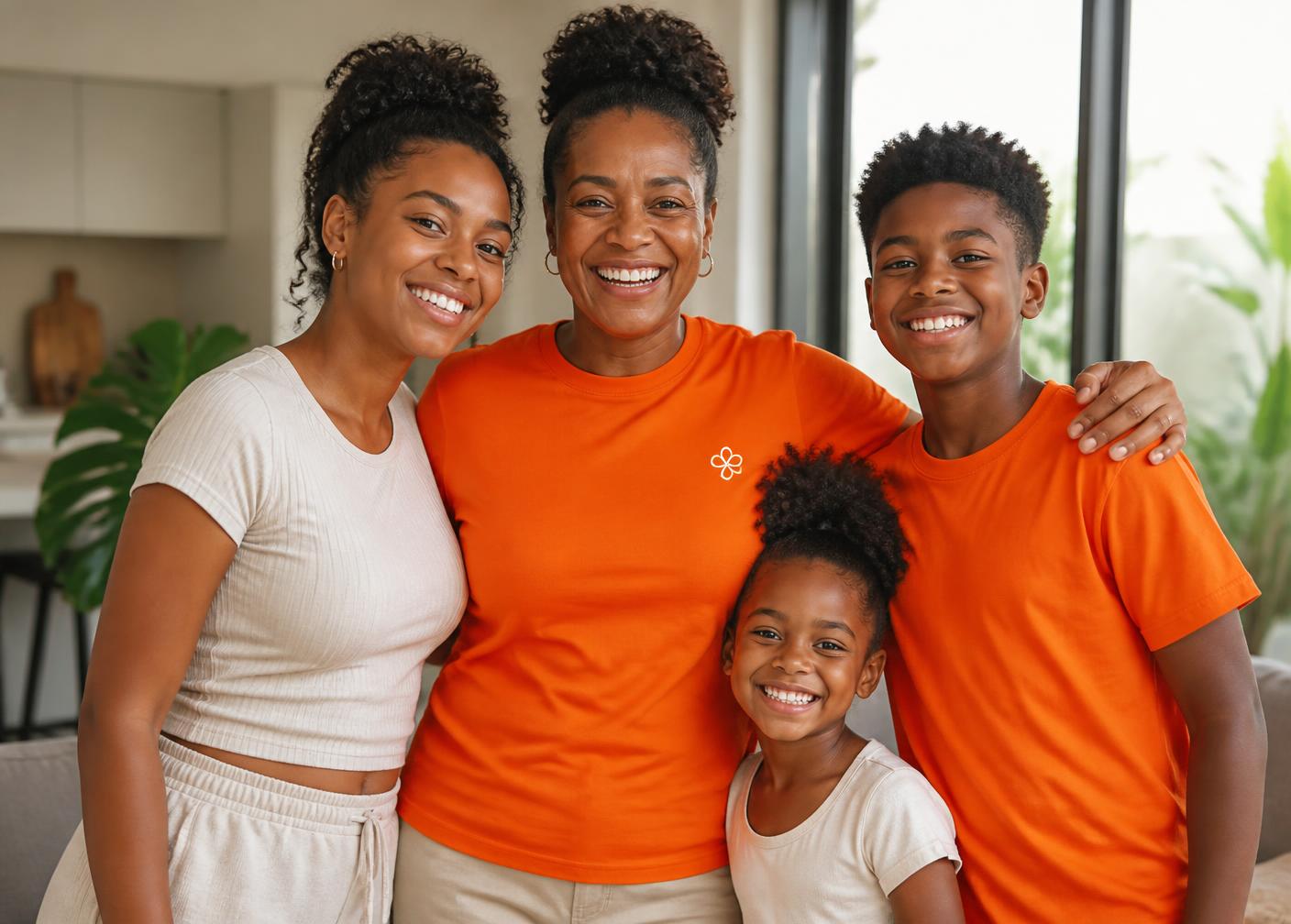 Senhora angolana com a sua família, todos sorridentes, vestindo t-shirt laranja da VIDAY